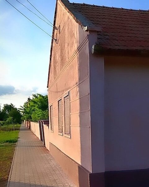 Se vinde sau se schimba cu locuinta in Arad, casa cu teren de 1440 mp.